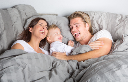 Familie in Boxspringbett